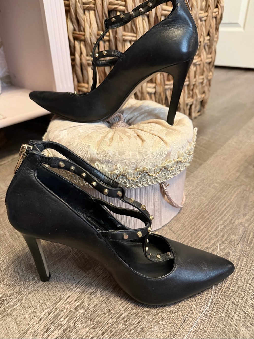 🔥 Banana Republic Studded Leather T-Strap Pumps Heels 8.5